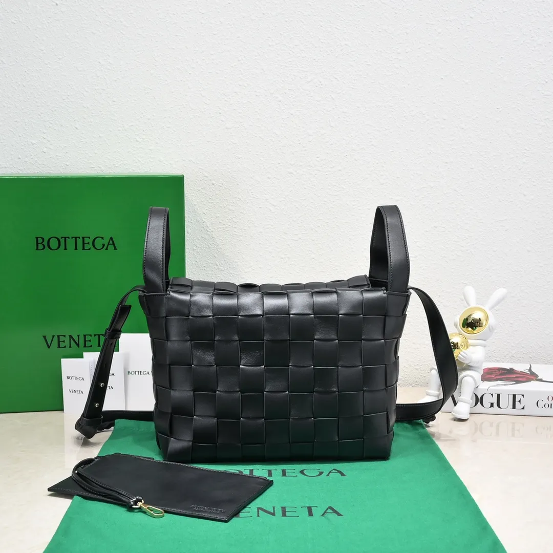 What can you put in Bottega Veneta’s new bowling bag? Have you got the new bowling bag? Super large capacity ~ The key is low-key, simple and casual style ~ the fashion sense is not reduced at all. It combines BV's classic woven elements and can also be used for computers. The length of the shoulder straps can be adjusted. It is suitable for tall girls to carry. Boys also have a sunny back☀️ Style number: 7466# Size: 28*21*16